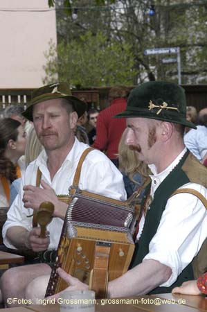 060501brunnwart_maibaum02