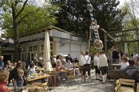 060501brunnwart_maibaum27