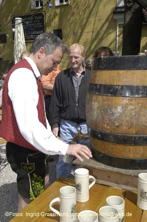 060501brunnwart_maibaum41