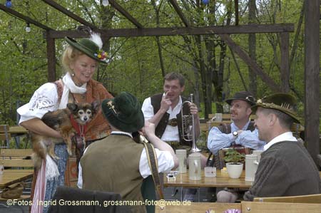 060501brunnwart_maibaum44