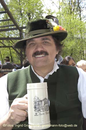 060501brunnwart_maibaum54