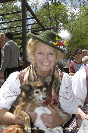 060501brunnwart_maibaum55