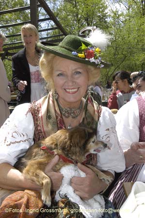 060501brunnwart_maibaum56