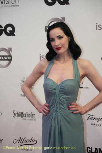 070205dita_von_teese48