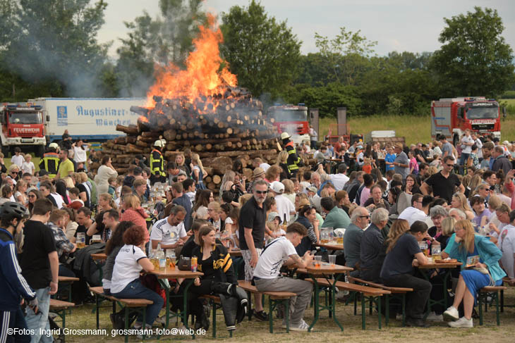 Sonnwendfeuer Taufkirchen 2024 (©Foto: Ingrid Grossmann)