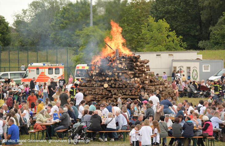 Sonnwendfeuer Taufkirchen 2024 (©Foto: Ingrid Grossmann)