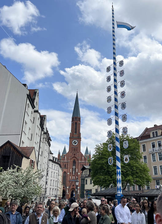 der neue Maibaum 2023 am Wiener Platz wurde am 30.04.2023 aufgestellt (©foto:Martin Schmitz)
