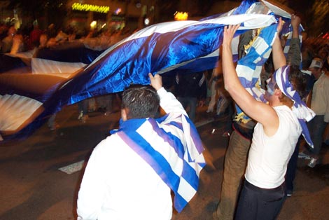 04em_griechenfeier01