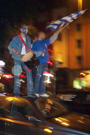 04em_griechenfeier02