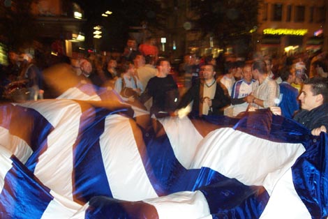 04em_griechenfeier03