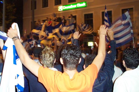 04em_griechenfeier11