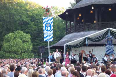 Kurz nach 6 Uhr morgens schon eröffnete Münchens OB Christian Ude den Kocherlball 2003