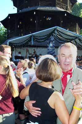 CSU MdL Hans Spitzner beim Tanz vor dem Chinesischen Turm /Foto: Martin Schmitz)