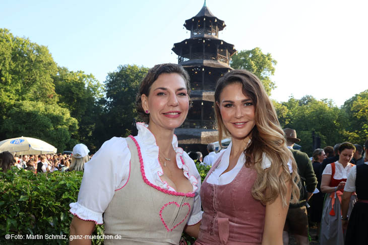 Galeristin Sarah Kronsbein, Influencerin Julia Haupt auf dem Kocherball 2024 am Chinesischen Turm  240721kocherlball055.jpg 