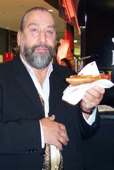 Wolfi Kornemann lie&szlig; es sich hier noch einmal herzhaft schmecken, bevor ihm ein Ehrenaward f&uuml;r sein Lebenswerk verliehen wurde. Sein Nachtcaf&eacute;, eine Institution im M&uuml;nchner Nachtleben, musste er k&uuml;rzlich aufgeben wegen einer Mieterh&ouml;hung ab 31.00 &euro; und 20% Umsatzpacht  das konnte er sich dann nicht mehr leisten. 2016 starb Kornemann (&copy;Foto: Martin Schmitz)