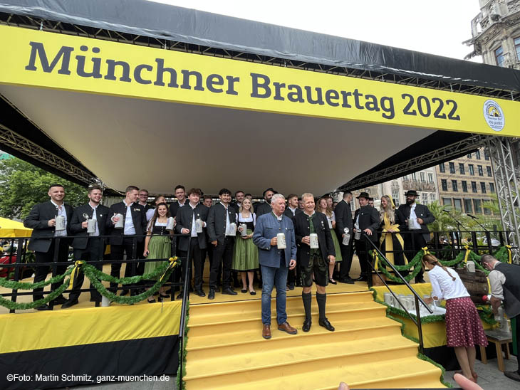 die Brauerlehrlinge 2022 auf dem Marienplatz (&copy;foto. Martin Schmitz)