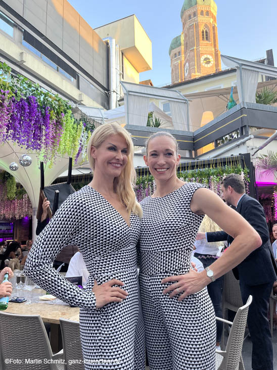 Impressionen 15 Jahre H'Ugo's Party 24.07.2022 / Natascha Gr&uuml;n (Dresscodes), Cristine Theiss, 220724hugos15party065 &copy;Fotos: Martin Schmitz 