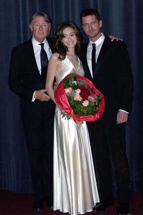 Regisseur / Filmmaker Joel Schumacher, Emmy Wilson, Gerard Butler - Phantom of the Opera / Phantom der Oper Premiere in München fotos_premiere_phantom_der_oper / 041208phantom_premiere59  -  