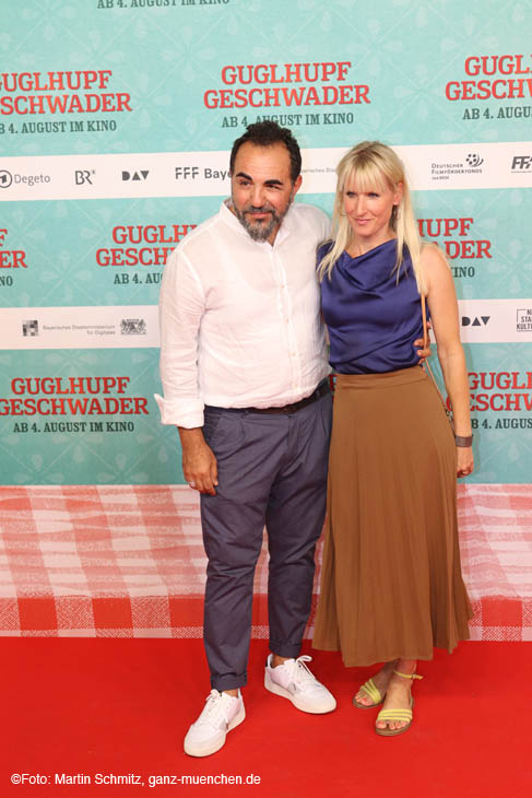 Andnan Maral mit Frau Franziska @ Premiere Guglhupgeschwader im Mathäser am 28.07.2022 / 220728guglhupfgeschwader018 ©Fotos: Martin Schmitz