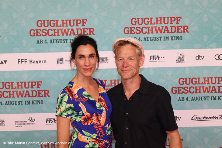 Schauspieler Stefan Wink mit Frau Genoveva Mayer @ Premiere Guglhupfgeschwader im Math&auml;ser am 28.07.2022 / 220728guglhupfgeschwader021 &copy;Fotos: Martin Schmitz 