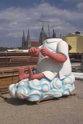 Kopflos wirkt der Münchner im Himmel, jetzt noch draussen vor dem Hofbräu Zelt