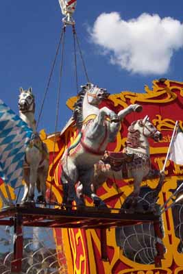 030903wiesnaufbau_h17hipp