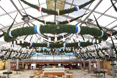 030903wiesnaufbau_q54s0045