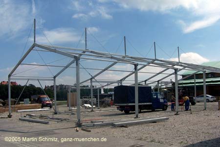 050818wiesnaufbau_bodo1