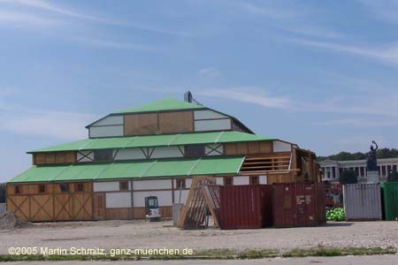 050818wiesnaufbau_weinzelt1