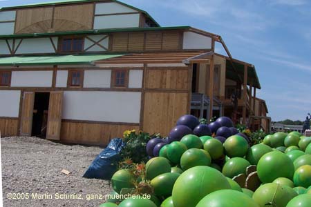 050818wiesnaufbau_weinzelt3