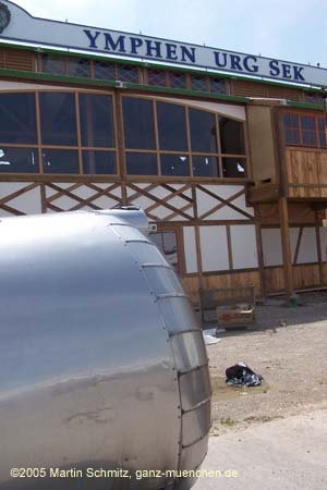 050818wiesnaufbau_weinzelt4