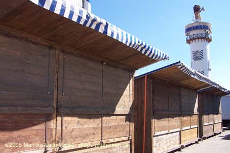 050829wiesnaufbau_buden1