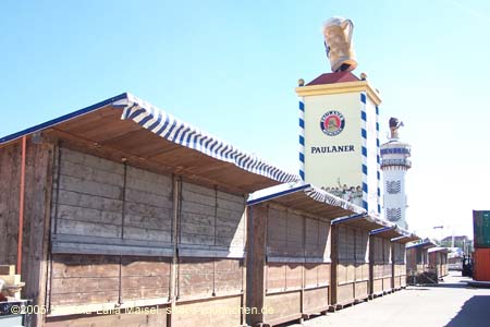 050829wiesnaufbau_buden2