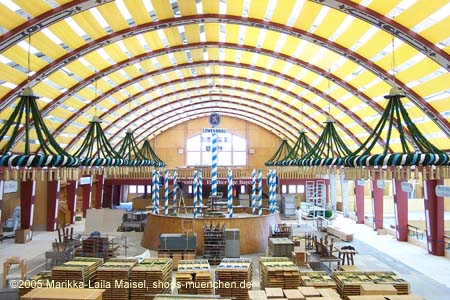 050829wiesnaufbau_loewenbr