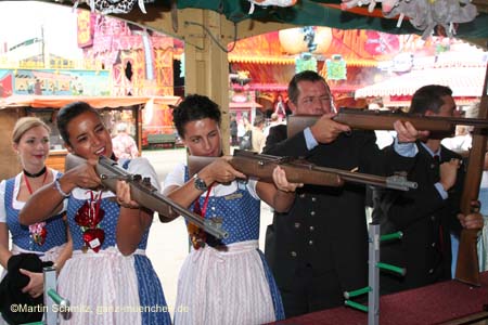 060925lufthansa_wiesn49