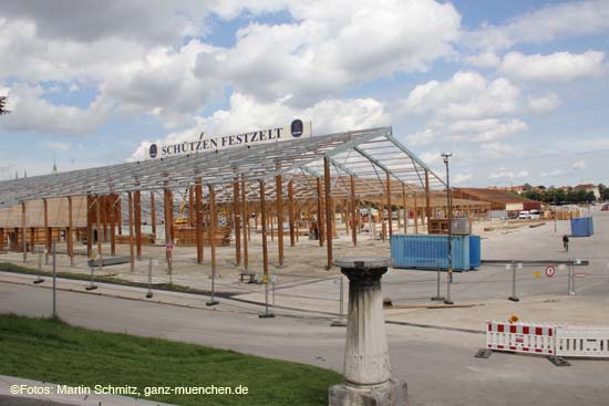 110725wiesnaufbau016