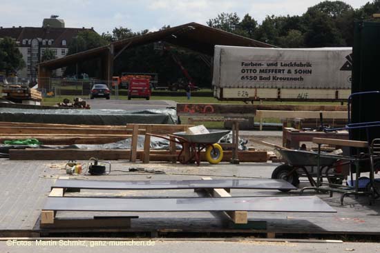 110725wiesnaufbau021