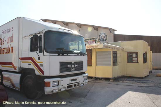 110817wiesnaufbau_18