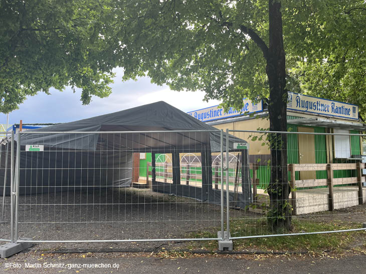 Die Augustiner Kantine am U-Bahn Ausgang Theresienwiese wurde am 27.06.2022 aufgebaut (©Foto: Martin Schmitz)