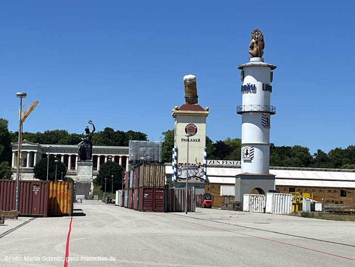 Aufbau-Arbeiten auf der Theresienwiese 03.07.2022: Paulaner Turm und Löwenbräu Turm (©Foto: Martin Schmitz)