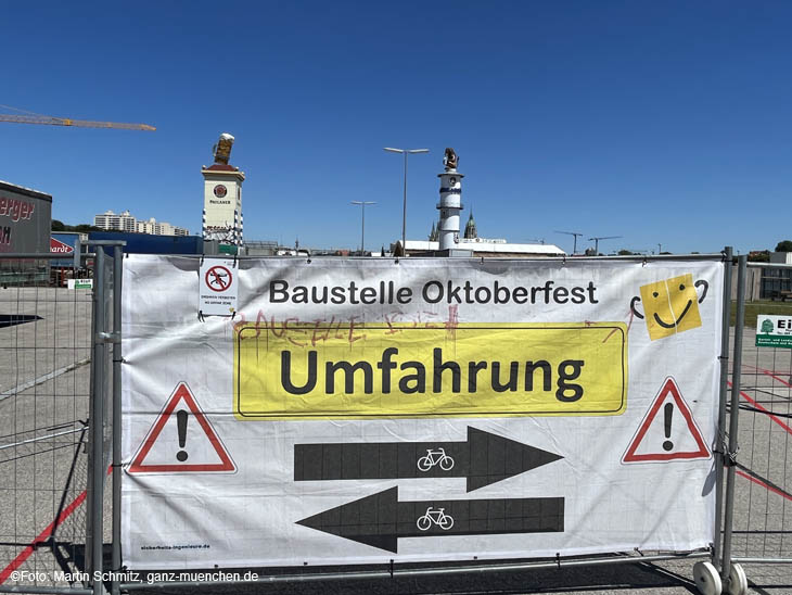 Wiesnaufbau Tag 14: Eine Umfahrung der Baustelle ist seit Baustellenbeginn Vorschrift (©Foto: Martin Schmitz)