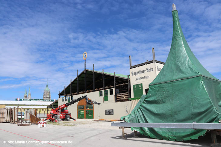 Aufbau-Arbeiten auf der Theresienwiese 13.07.2022: die Augustiner Festhalle bekommt ihren Turm (©Foto:Martin Schmitz)