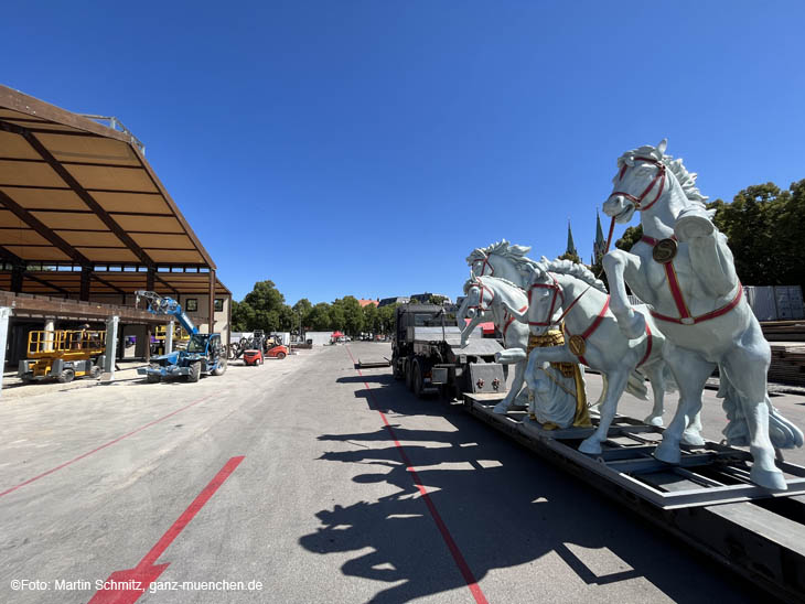 Aufbau-Arbeiten auf der Theresienwiese 19.07.2022: die Marstall Pferde sind eingetroffen (©Foto:Martin Schmitz)