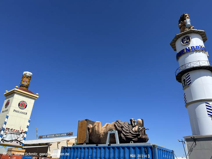 Aufbau-Arbeiten auf der Theresienwiese 19.07.2022: Der zweite Löwe vom Löwenbräu-Zelt ist eingetroffen (©Foto: Martin Schmitz)