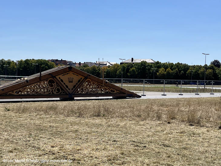 Aufbau-Arbeiten auf der Theresienwiese 19.07.2022: erste Elemente von Stiftl's Schützenlisl Zelt sind auf der Oidn Wiesn eingetroffen (©Foto:Martin Schmitz)