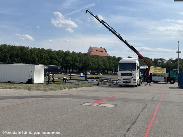 Aufbau-Arbeiten auf der Theresienwiese 17.08.2022: der Geisterpalast von Andreas Kunz wird bereits aufgebaut (©Foto:Martin Schmitz)