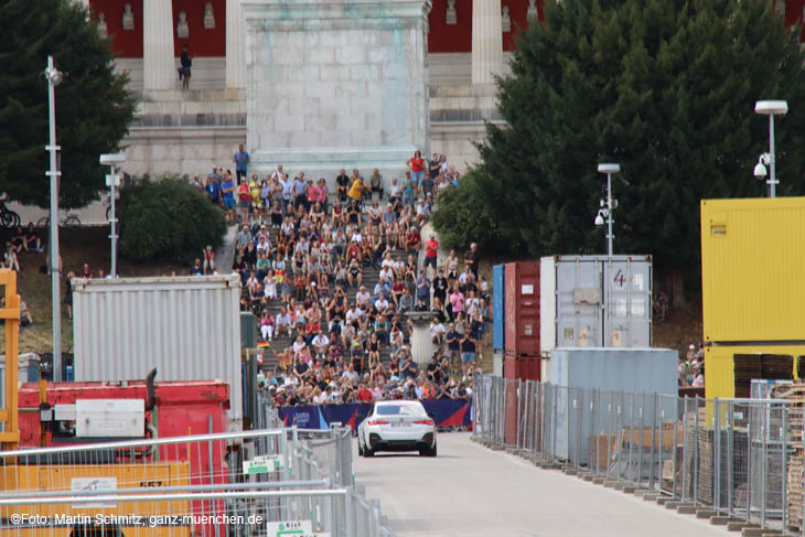 Impressionen Wiesnaufbau Tag 63 - 21.08.2022 (Sonntag) - mit Durchfahrt der Radrennfahrerinnen der European Championships 2022 / 220821wiesnaufbau001 