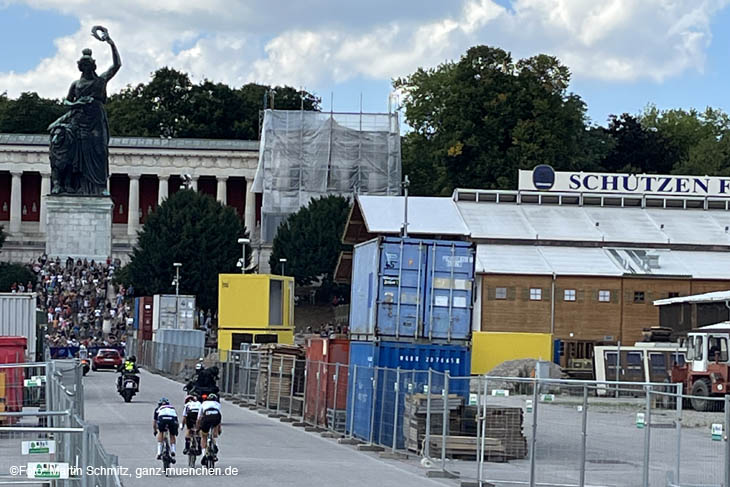 Impressionen Wiesnaufbau Tag 63 - 21.08.2022 (Sonntag) - mit Durchfahrt der Radrennfahrerinnen der European Championships 2022 / 220821wiesnaufbau008 ©Fotos: Martin Schmitz 