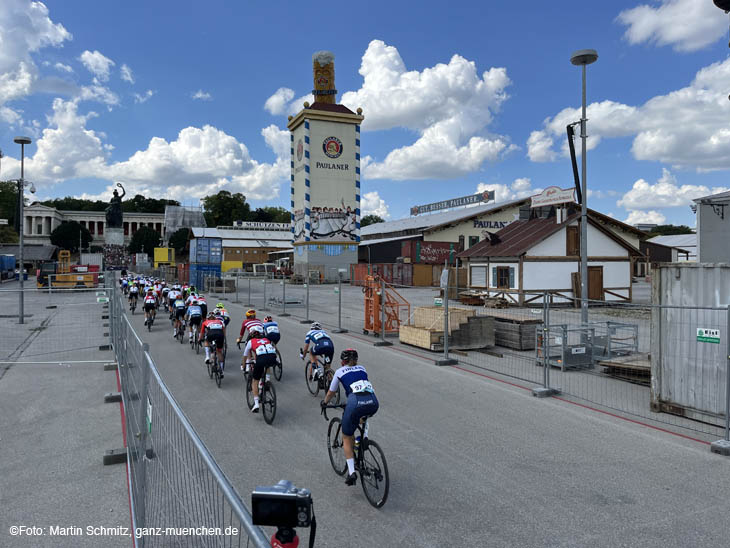 Impressionen Wiesnaufbau Tag 63 - 21.08.2022 (Sonntag) - mit Durchfahrt der Radrennfahrerinnen der European Championships 2022 / 220821wiesnaufbau017 ©Fotos: Martin Schmitz 