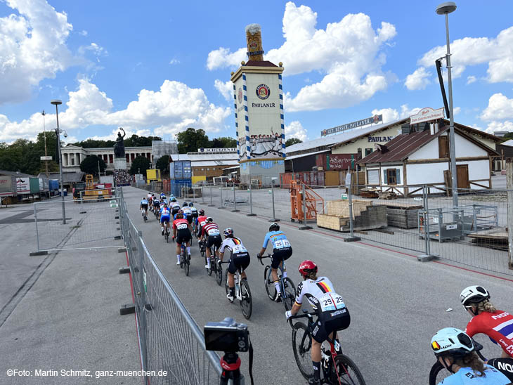 Impressionen Wiesnaufbau Tag 63 - 21.08.2022 (Sonntag) - mit Durchfahrt der Radrennfahrerinnen der European Championships 2022 / 220821wiesnaufbau024 ©Fotos: Martin Schmitz 